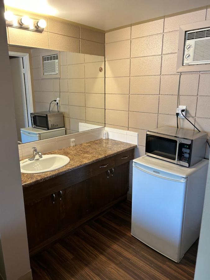Goodknight Inn Ллойдминстер Экстерьер фото